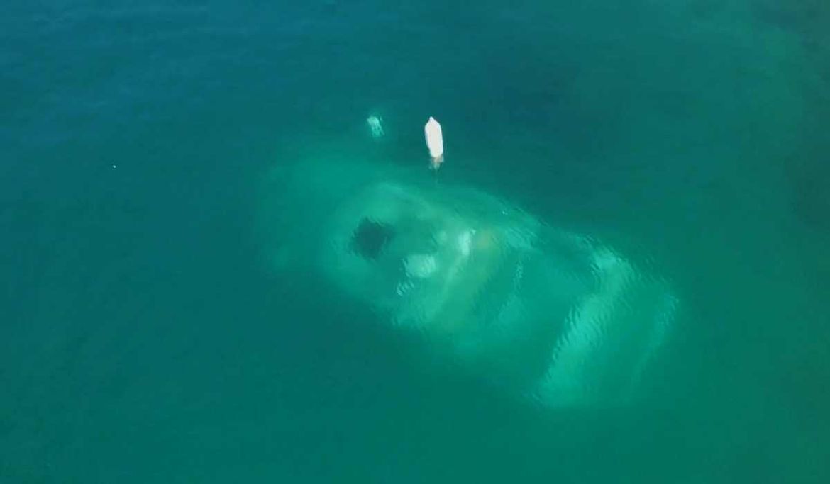 ZAŠTO SE VLASNIK NE JAVLJA? Tjednima ispod splitske plaže na dnu leži potopljena skupocjena brodica
