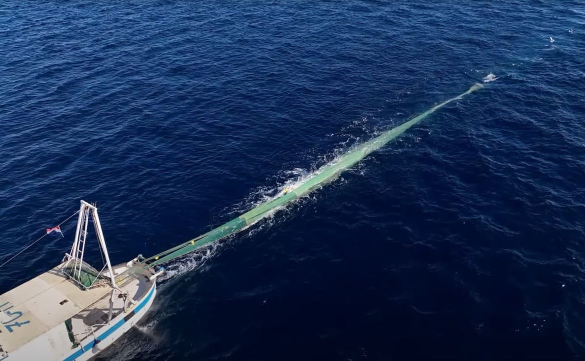 Najavljena jednomjesečna obustava ribolova za koćarice!