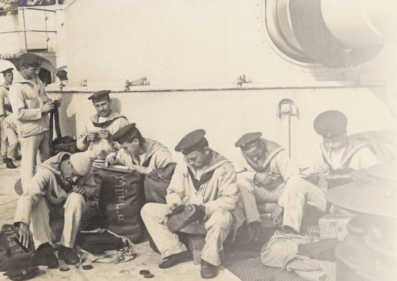 IZMEĐU OBAVEZE I ČASTI Mornaričke odore hrvatskih admirala i povijesne uniforma iz fundusa Pomorskog muzeja Split