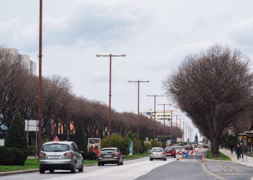 Pukla cijev u Splitu na vrlo prometnom križanju, dio grada bez vode