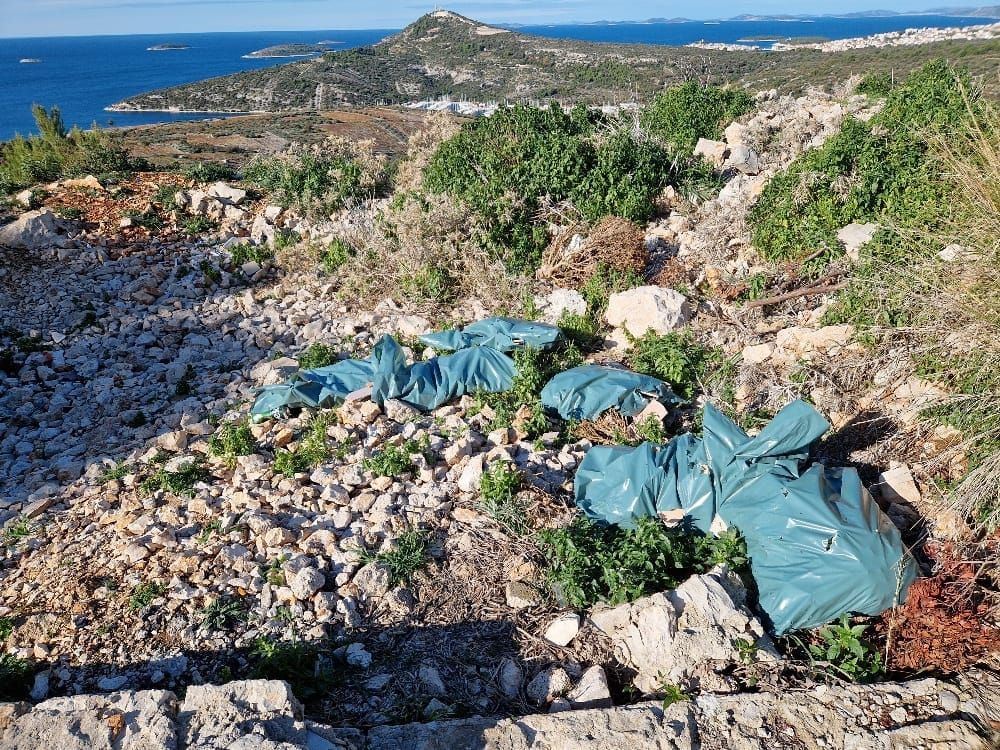 Između Rogoznice i Primoštena nalazi se - carstvo smeća i ilegalni deponij!