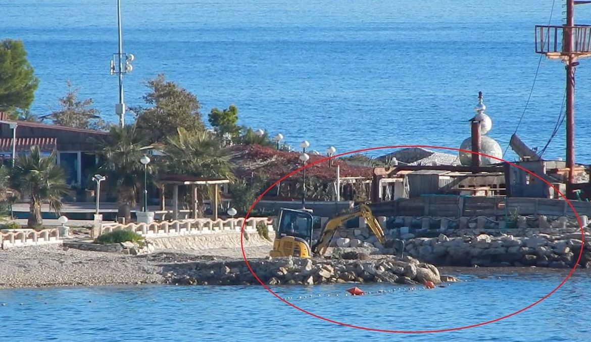 BAGER U MORU BAŠKE VODE: "Sve bacaju u more, od građevinskog materijala kuća, pa do zemlje!"