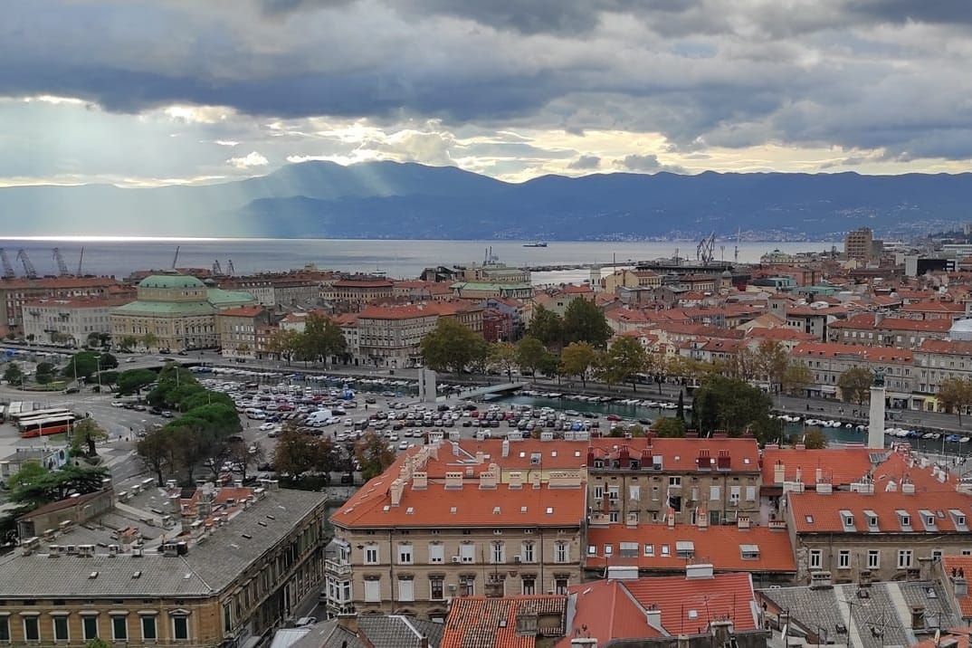 Nevrijeme u Rijeci rušilo stabla i stupove!
