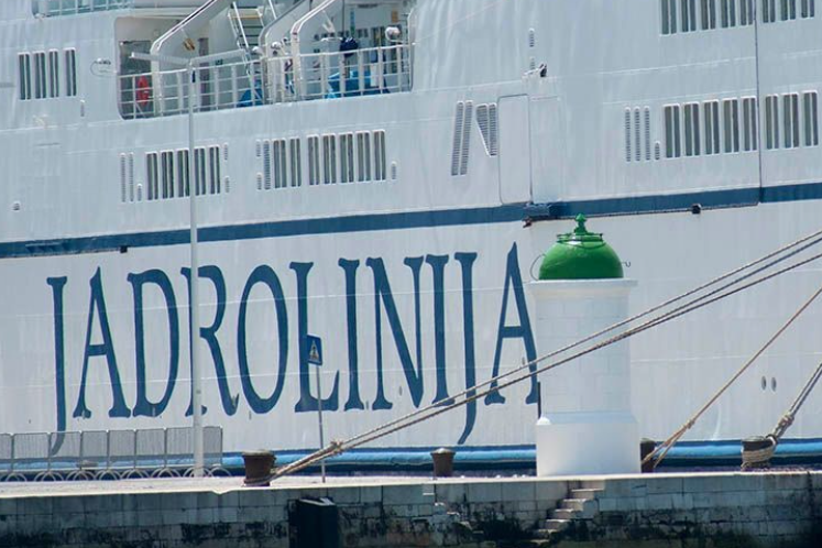 Građanin tvrdi da mu Jadrolinija nije htjela prevesti bolesnog psa  s Hvara u Split. Jadrolinija:"Postavljamo nove bokseve za kućne ljubimce"