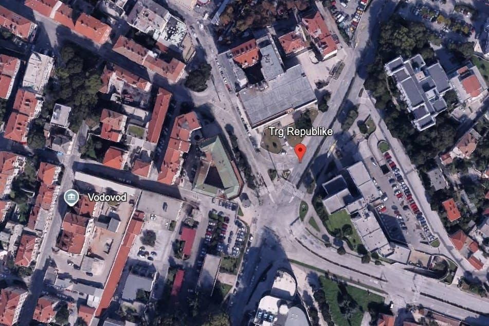 U centru Pule, točno ispred zgrade Policijske uprave sinoć je poginuo motociklist