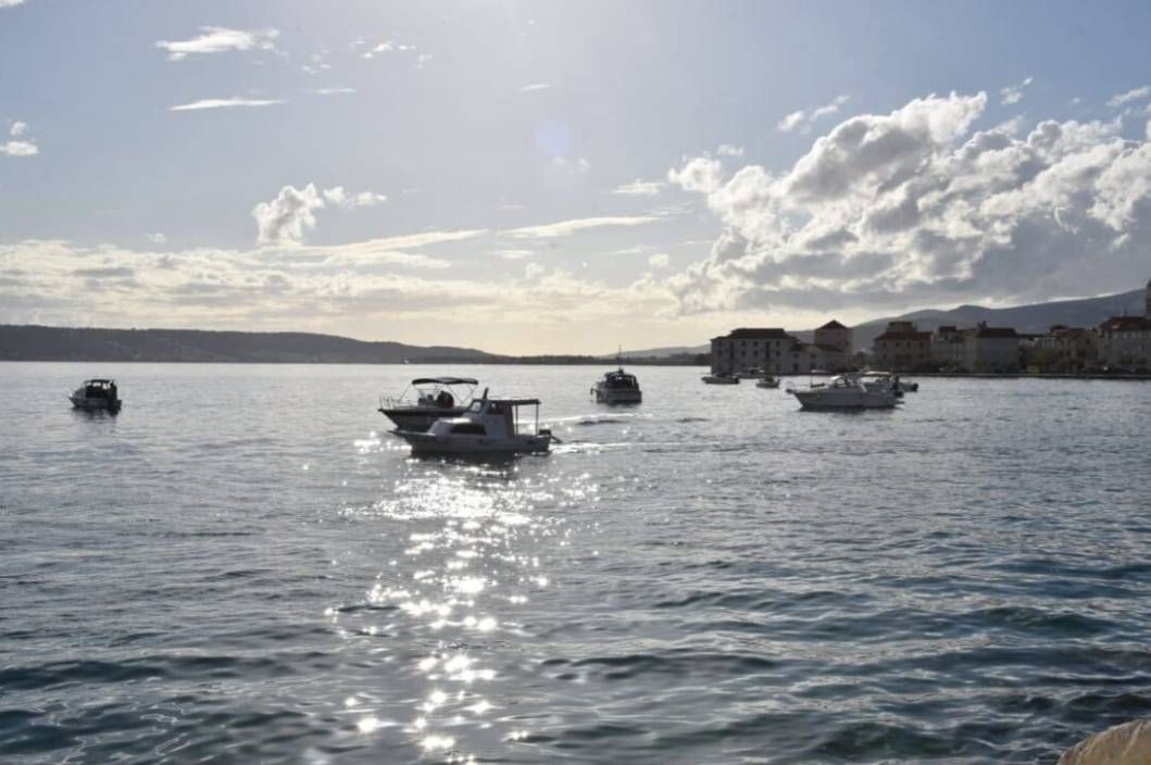 U Kaštelima se od jutros osjeća miris nafte i motornog ulja - je li došlo do ispuštanja nafte u more?