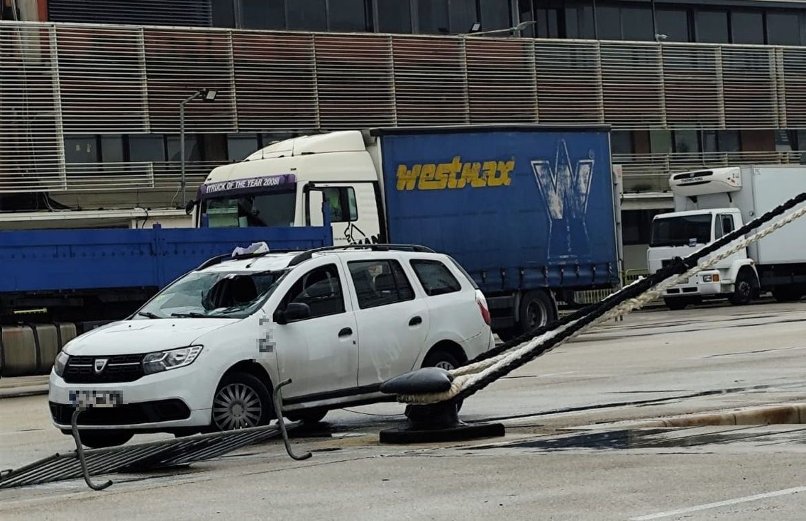 Taksi u Splitu sletio u more! Sve se odigralo u trajektnoj luci