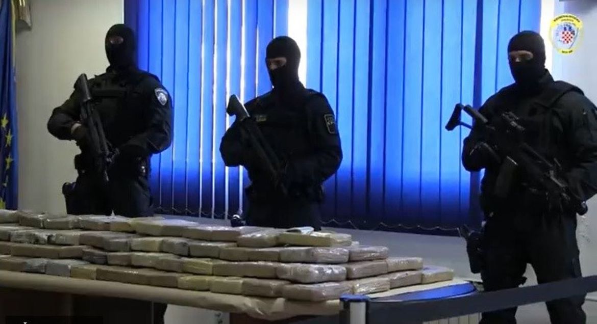 KRIMINALNA MREŽA U LUCI PLOČE - 11 uhićenih u novoj operaciji protiv trgovaca kokainom na veliko! Drogu skrivali u preinačenom brodskom kontejneru