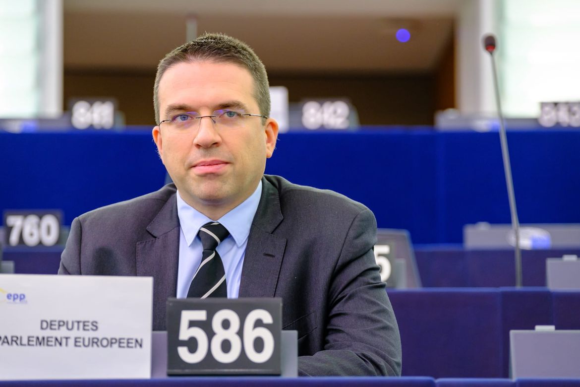 Prema novim pravilima označavanja hrane u EU Coca Cola ispada zdravija od maslinovog ulja. Hrvatski zastupnik u EU parlamentu: "To je nedopustivo!"