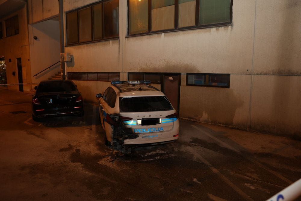 U Splitu zapaljen policijski auto točno ispred postaje!