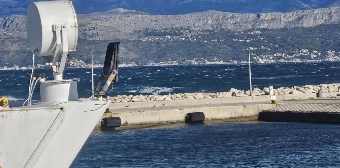 Zbog olujne bure od kopna odsječeni neki otoci, zatvorena autocesta A1!