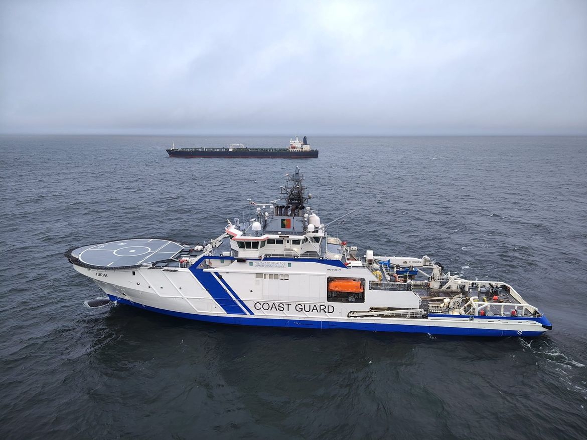 Finska obalna straža upala na ruski tanker i premješta ga u luku