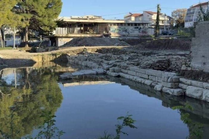 Obustavljeno istraživanja najvećeg i trenutno najvažnijeg arheološkog nalazišta u zemlji, onog u Stobreču. Helenističkom bedemu prijeti urušavanje?