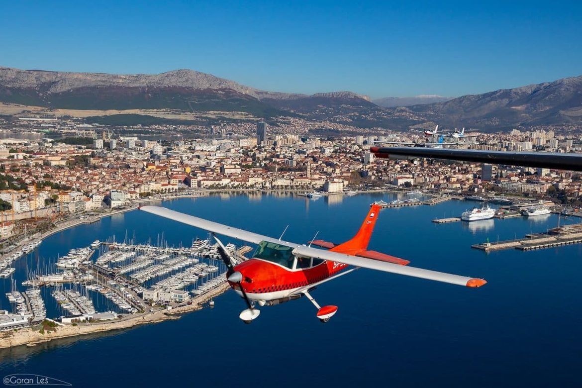 SPEKTAKL NAD MOREM Povodom Svjetskog dana pilota zrakoplovi preletjeli Split i Brač