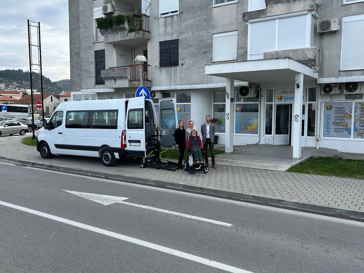 Udruga Leptirić donacijom Luke Ploče dobila kombi