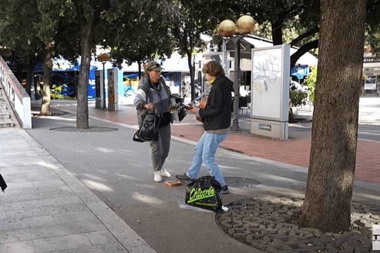 NE VOLI PJESMU Žena u Splitu napala ulilčnu sviračicu