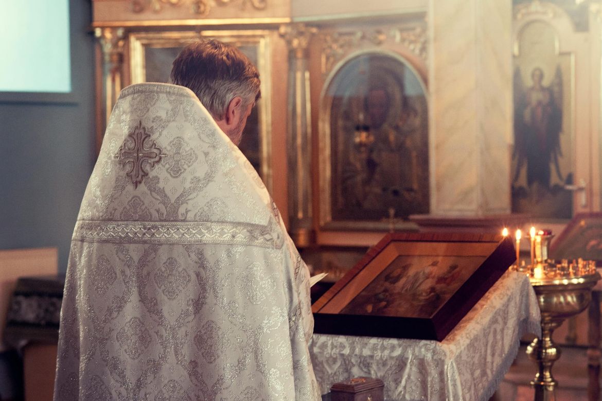 Pijani župnik iz zadarskog zaleđa pepeljarom gađao čovjeka nakon pijanke s pravoslavnim popom?