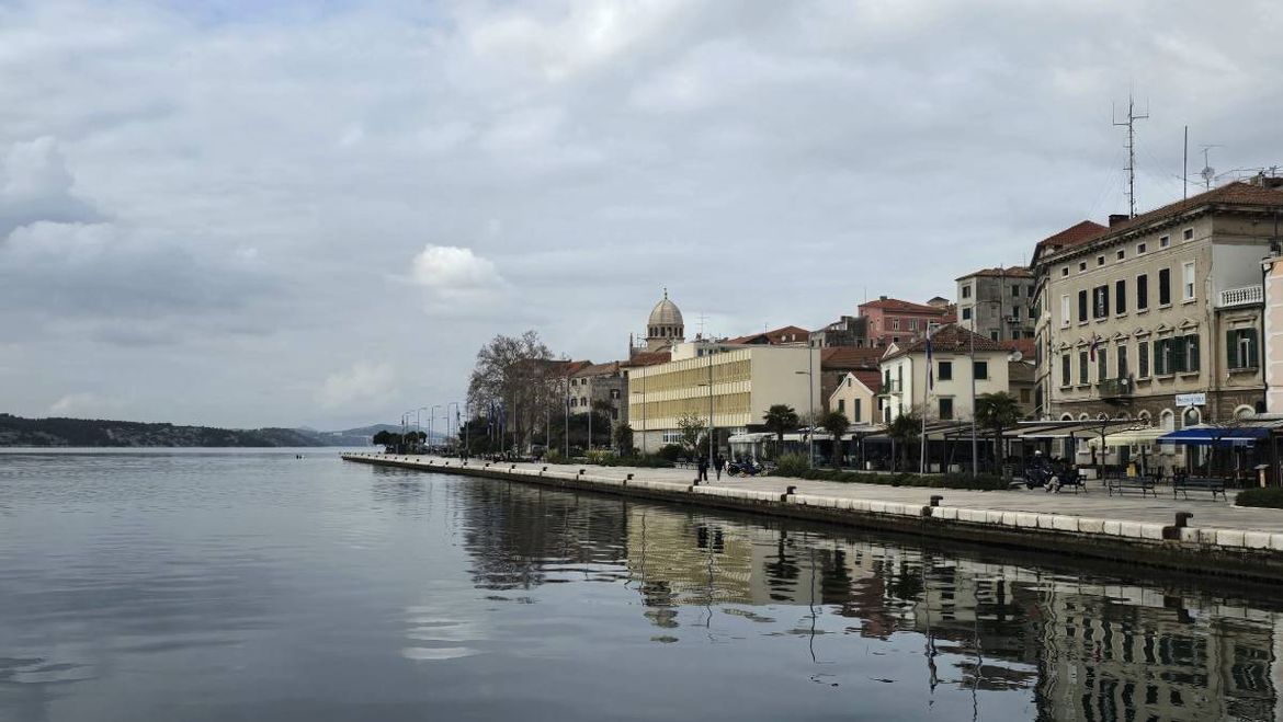 Na Jadranu oblačno s kišom, na jugu iznadprosječno toplo