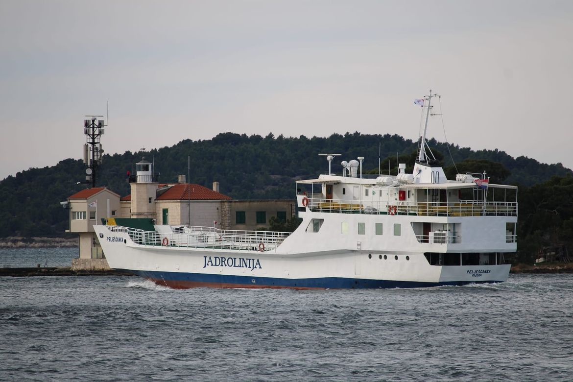 Žirjani nezadovoljni trajektom u pismu Jadroliniji: "Krajnje je vrijeme da zamijenite najstarije  u floti, tzv. 'škovacere'!"