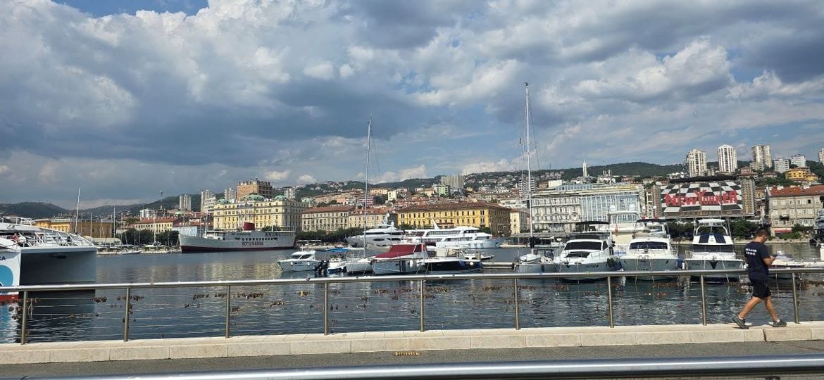 Promjenjiva naoblaka s malo kiše, bura okreće na jugo