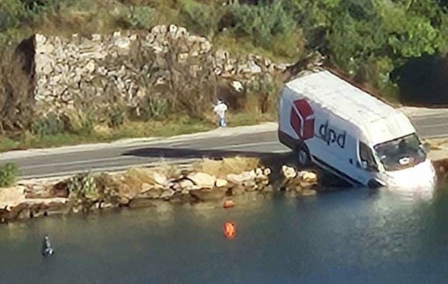 Dostavljački kombi završio u moru na dubrovačkom području