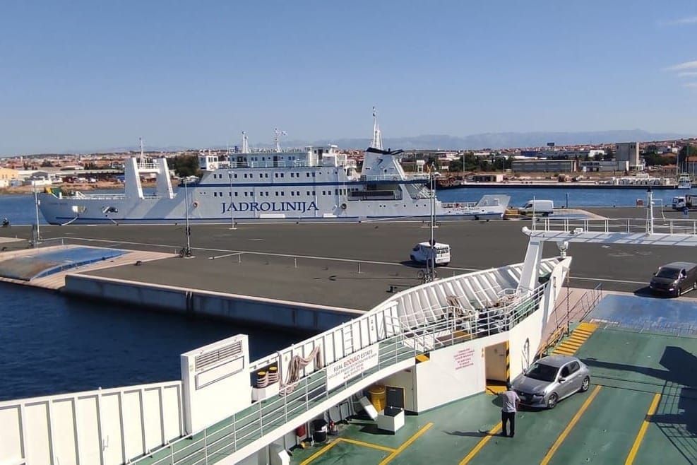 Priprema se natječaj za komercijalnu liniju Preko - Zadar. Do tada vozi Jadrolinija, a neki se bune protiv potencijalnog "dolaska Talijana"!