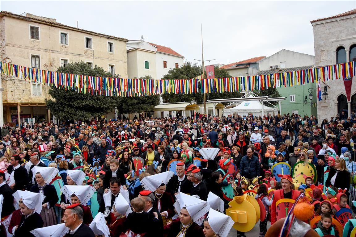 Zadnji dani Paškog zimskog karnevala - povorka kreće s trajektnog pristaništa
