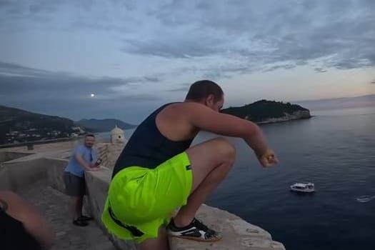NEMOJTE OVO POKUŠAVATI Tip je skočio u more s dubrovačkih zidina!