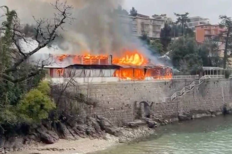Gorio bivši restoran uz more u Voloskom