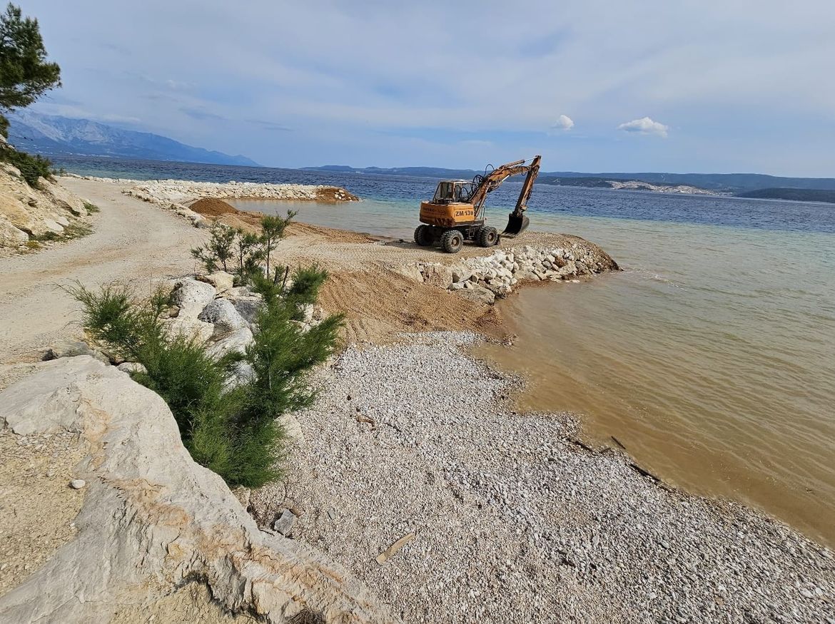 "Netko vas debelo laže!" - Kako je moguće da Grad Omiš 'ne zna' da mu bageri koje je angažirao uništavaju podmorje nasipanjem zabranjene zemlje?