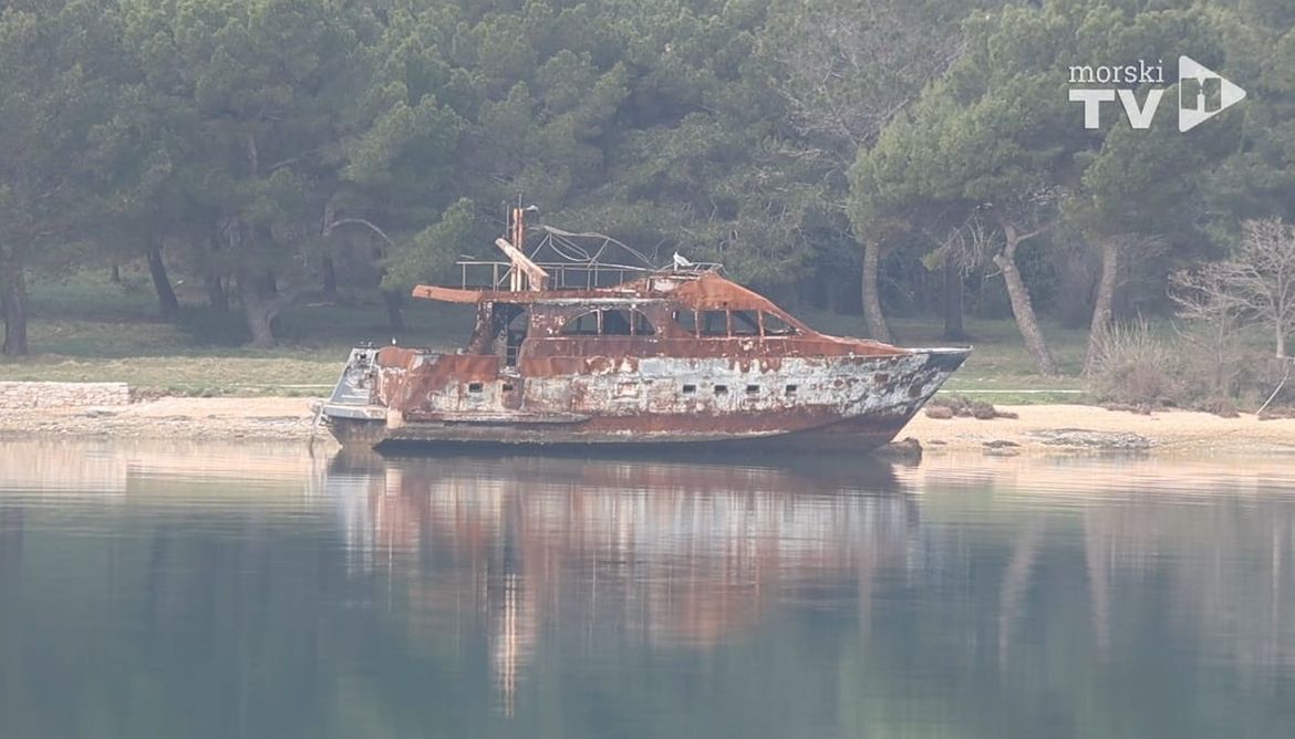 RASPAD SUSTAVA Olupina jahte koja je izgorjela u podmetnutom požaru prošle godine, još je u Medulinskom zaljevu!