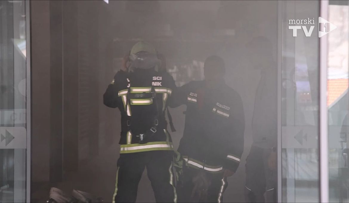 VIDEO: POŽAR U ŠIBENSKOJ ROBNOJ KUĆI  Zbog gustog dima zgrada evakuirana!