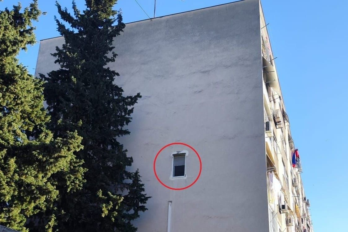 Netko je u Splitu sebi probio novi prozor nasred fasade zgrade!