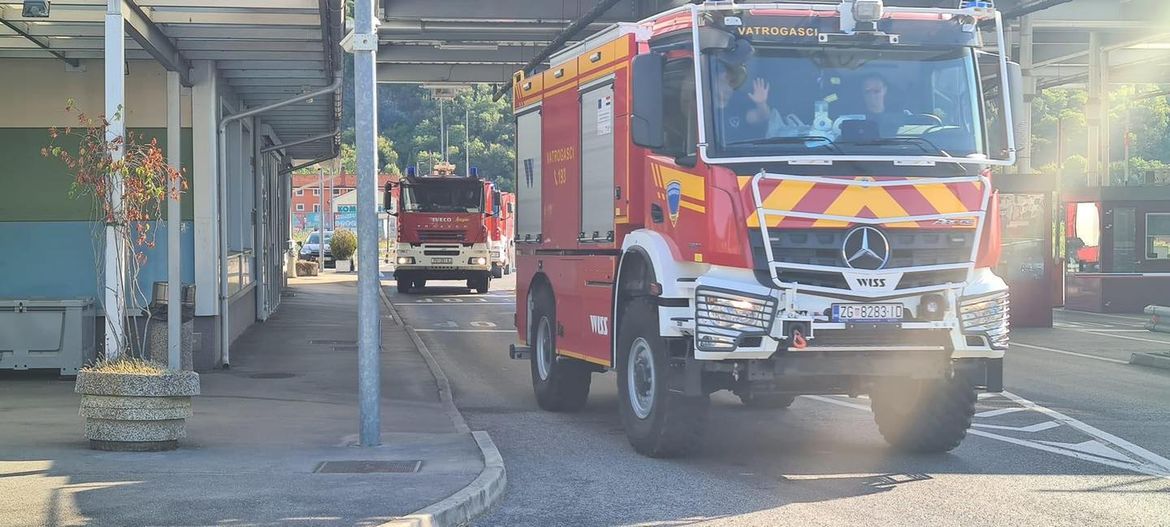 Pulski vatrogasci vježbaju nesreću zrakoplova na aerodromu