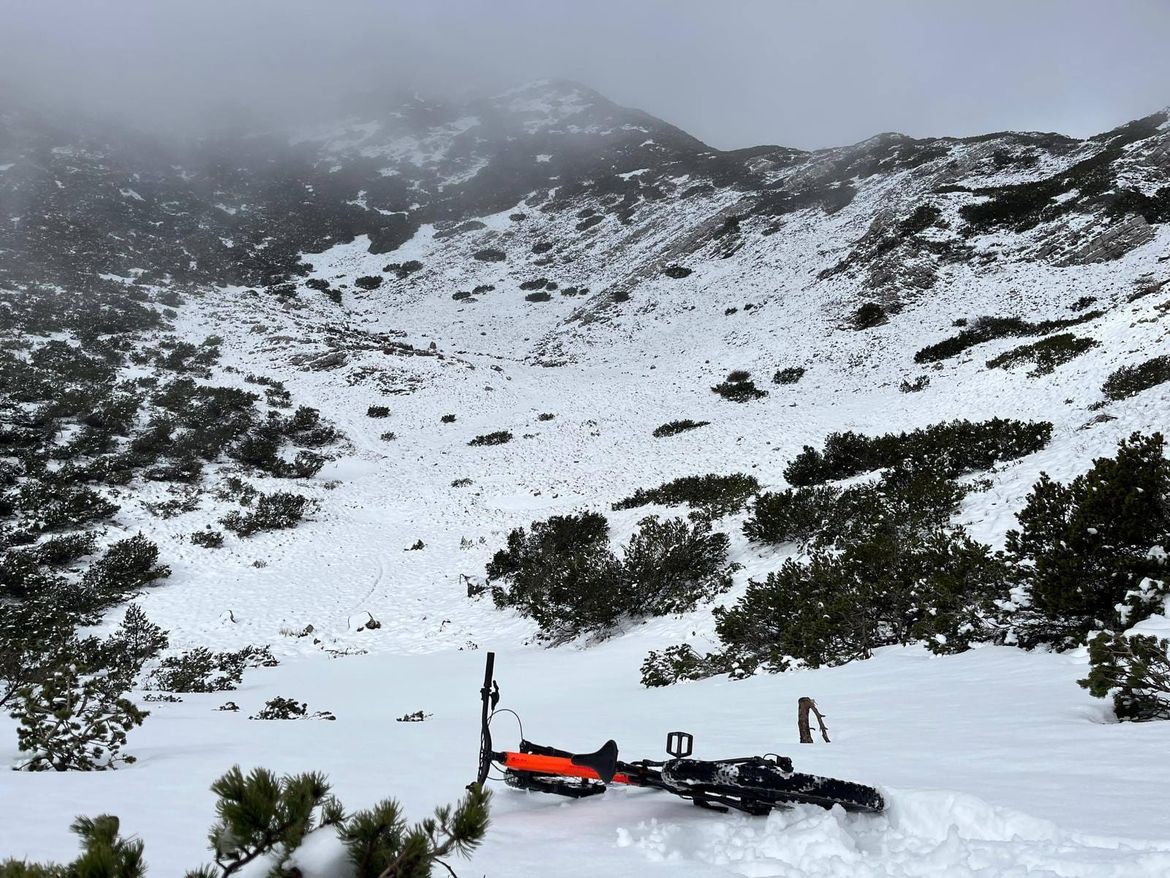 IMA LI KRAJA LJUDSKOJ GLUPOSTI? Muškarac se biciklom po zimskim uvjetima zaputio na vrh Velebita - HGSS ga spašavao 2 i pol sata!
