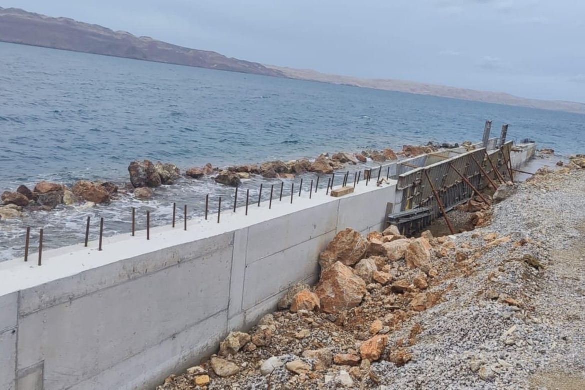 Čitatelj iz Karlobaga: "Bacaju zemlju u more i betoniraju!" Općina: "Saniramo javnu plažu, ni jedan kamion zemlje nije u moru!"