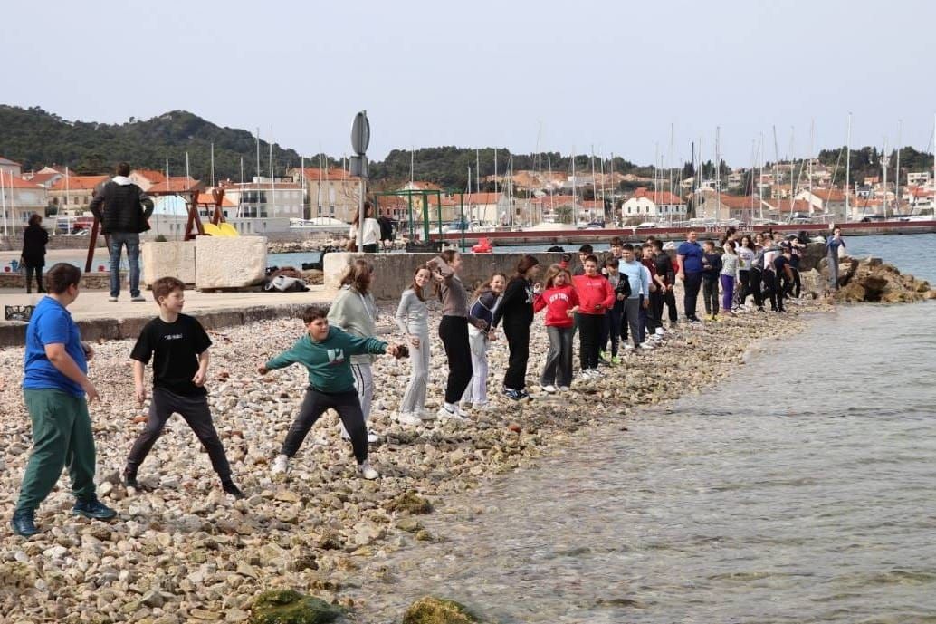 Učenici s Ugljana u more bacili više od 1000 bio kugla