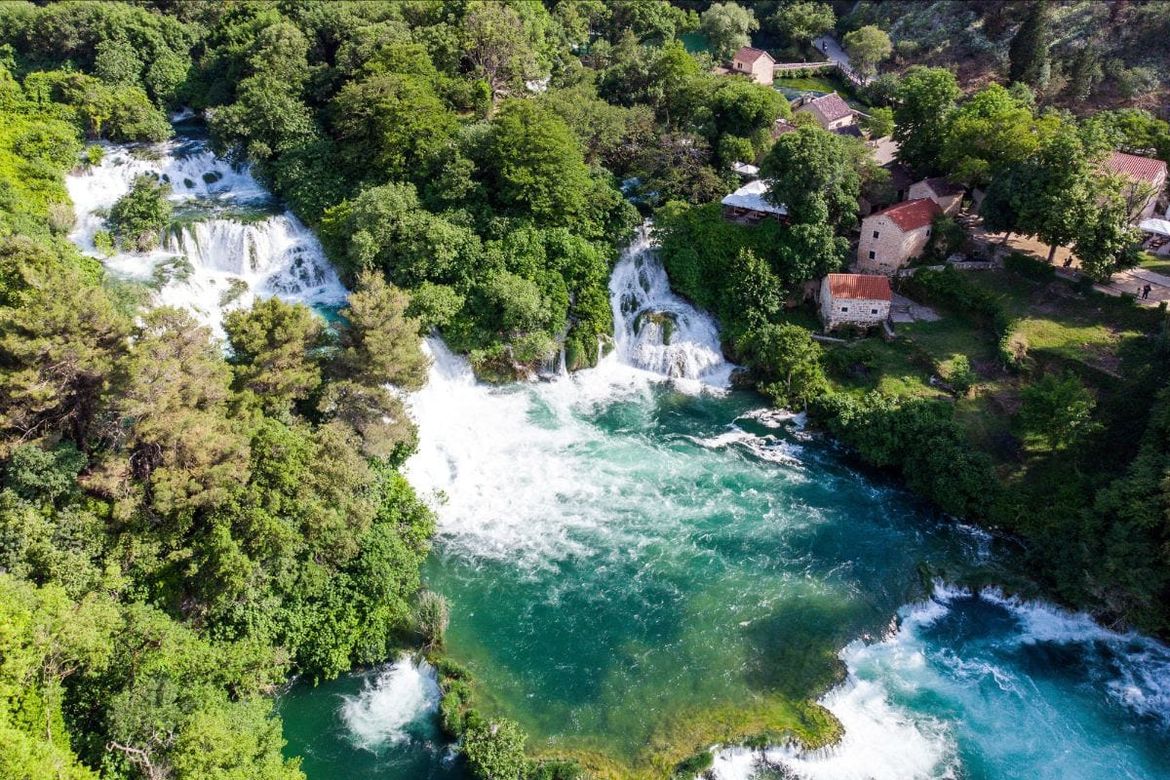 ZELENILO I SLAPOVI KOJI OBILUJU VODOM Proljeće je idealno vrijeme za posjet Nacionalnom parku Krka!