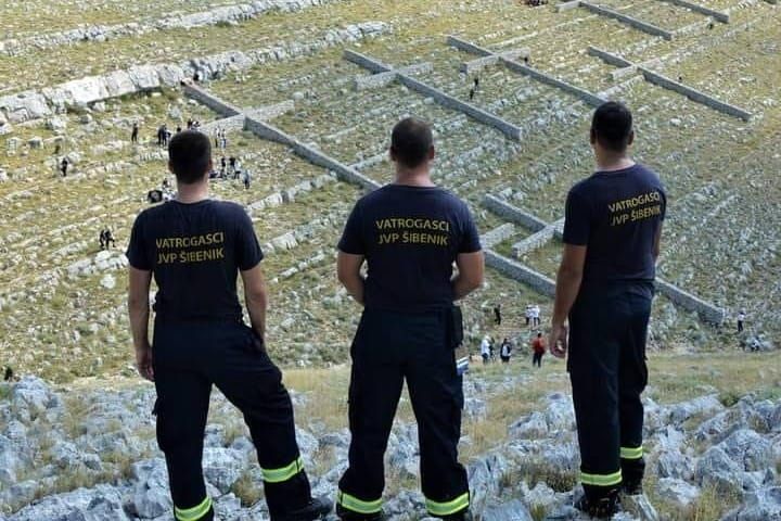 Šibenski vatrogasci osiguravali slijetanje helikoptera hitne medicinske pomoći