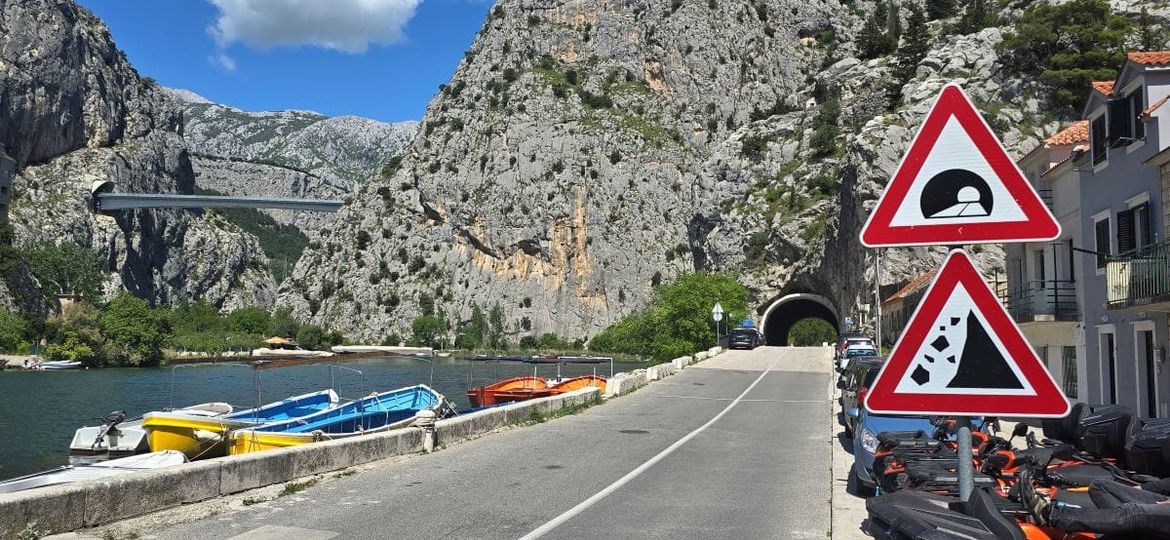 U prekidu trajekt Prizna-Žigljen i Sumartin-Makarska, zbog bure samo automobili smiju omiškom obilaznicom
