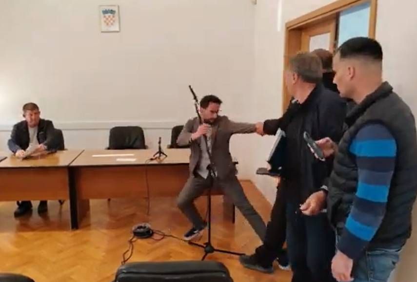 KAOS U SEGETU Kandidata za načelnika zaštitari fizički "čupali" sa sjednice Općinskog vijeća - pogledajte video!