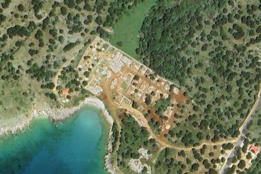 POVREDA POMORSKOG DOBRA I "(BES)PRAVNI KAMPOVI Događa li se u Novalji, na otoku koji "žeđa", rasipanje vodom i okrutno uništavanje prirode u trci za profitom?