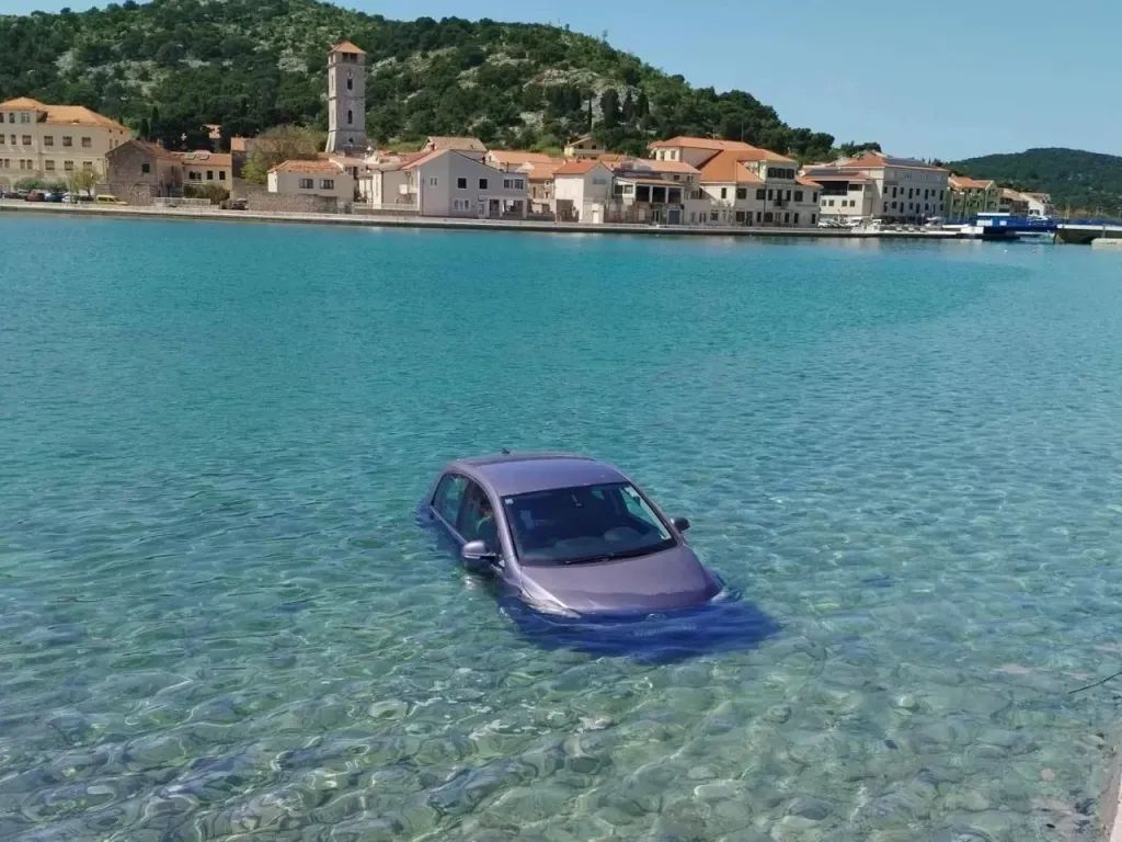 ZABORAVIO KOČNICU? Automobil završio u moru pred rivom u Tisnom