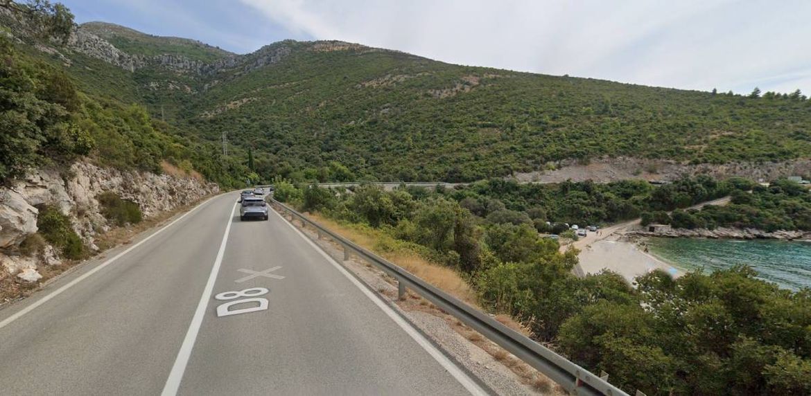 TEŠKA PROMETNA NESREĆA Kod plaže u Brsečinama poginuo mladić!