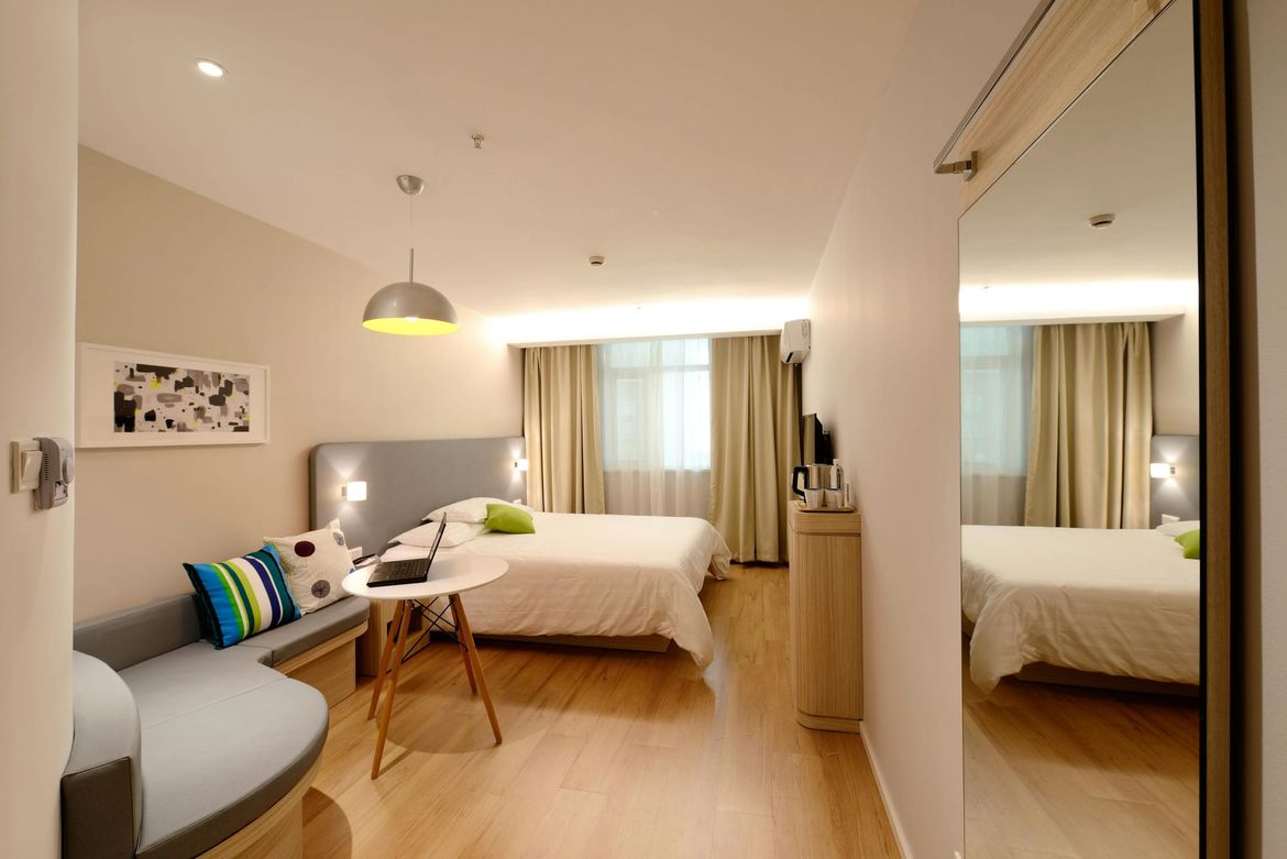 U MANIRI ROCK ZVIJEZDE Napio se u zadarskom hotelu pa hotelski inventar bacao kroz prozor
