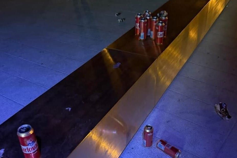 Spomenik hrvatskim braniteljima u Rovinju  je postao šank