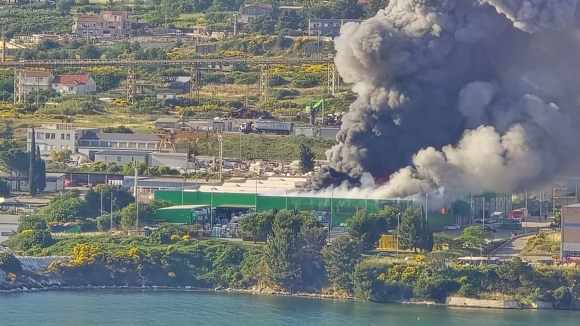 NEVJEROJATNO GLUP POTEZ 72-GODIŠNJAKA Doznalo se kako je došlo do ogromnog požara Pevexa u Kaštelima!