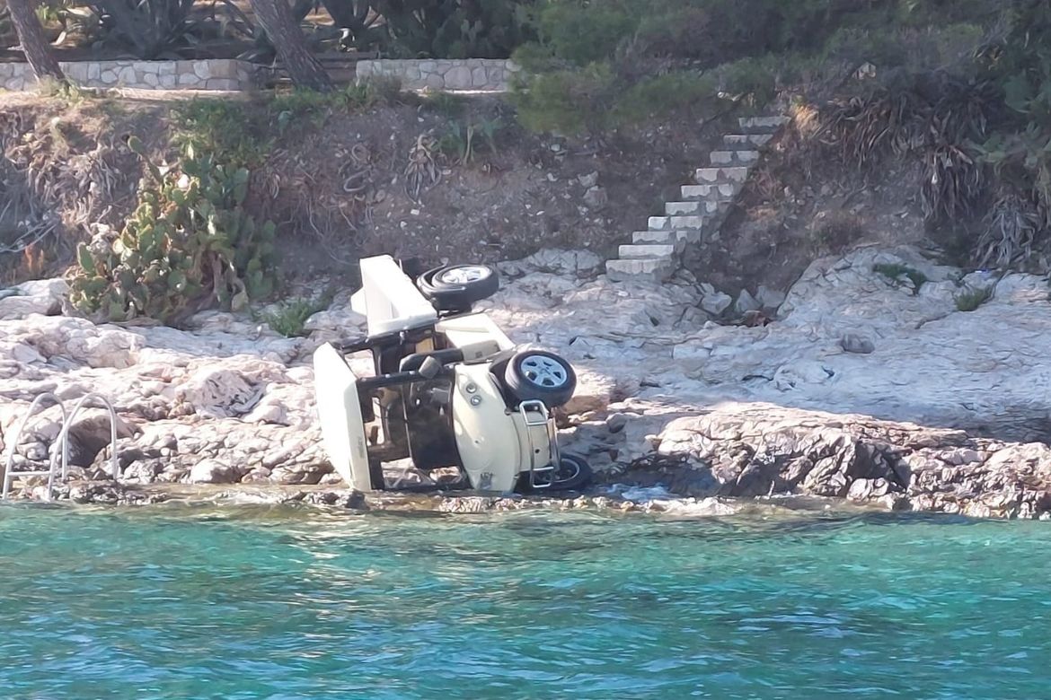 U prometnoj nesreći na Hvaru vozilo se survalo tik do mora