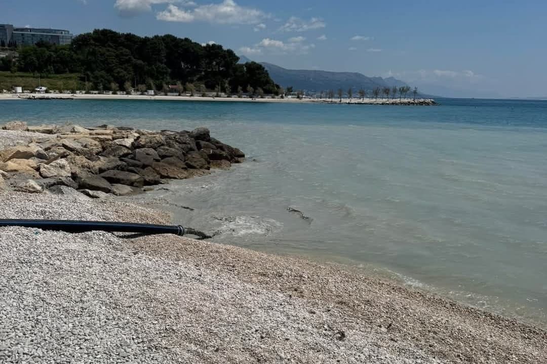 SIVA TEKUĆINA DIREKT U MORE Što se događa na splitskom Trsteniku?  Građani: "Zar ovako volimo svoje more i dočekujemo turiste?!" Grad: "Najavili smo radove!"