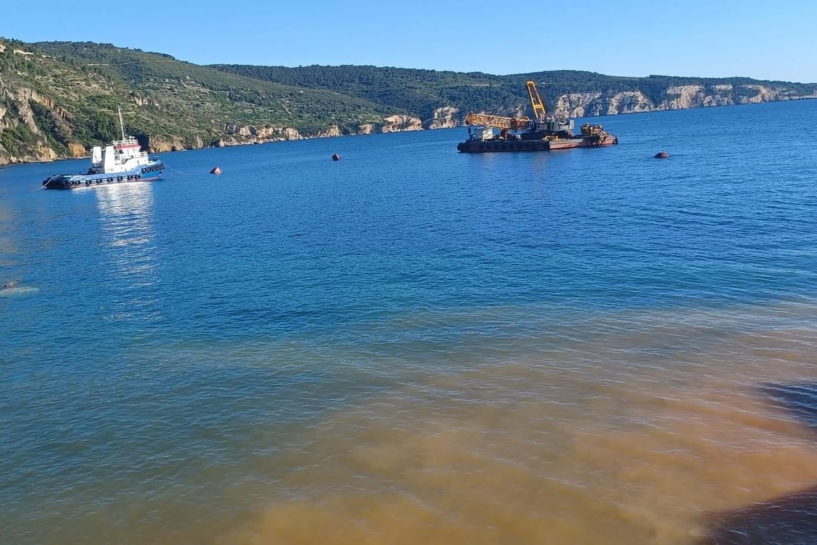 Nakon objave o hrpama zemlje koje u Komiži završavaju u moru dobili smo i odgovor Lučke uprave Split: "Odmah po dojavi upozorili smo izvođača da vodi računa o količini zemlje!"